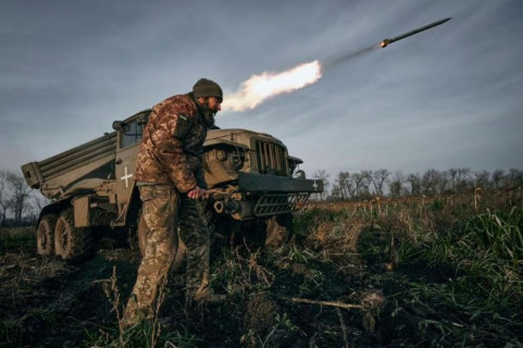 रुसी आक्रमणपछि युक्रेनको सीमा क्षेत्रबाट सयौँ मानिस विस्थापित